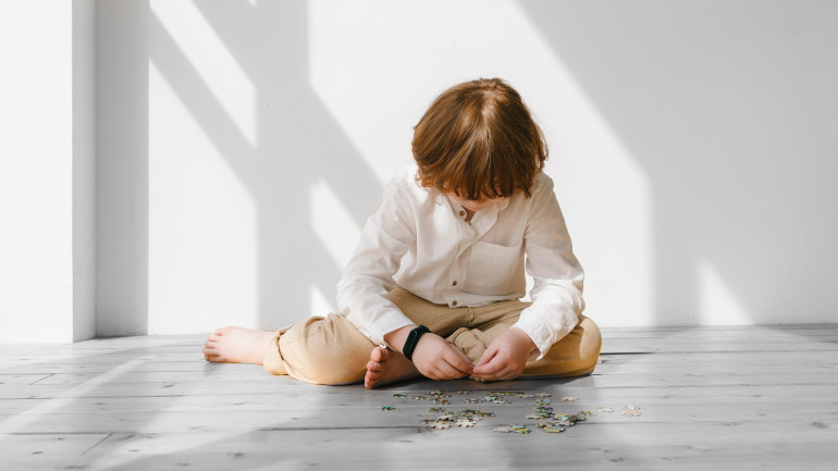 Enfant qui joue avec un puzzle